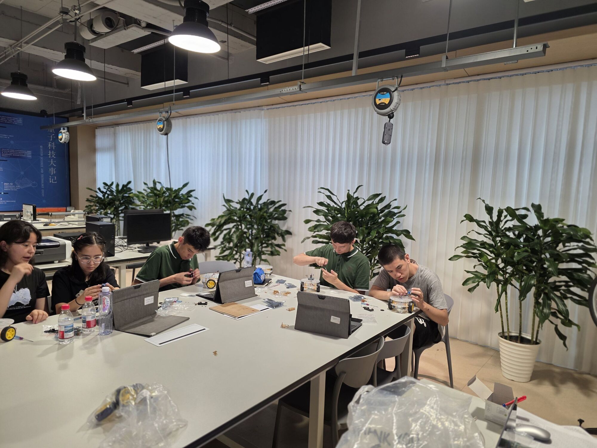 Students building robots at Yinghua