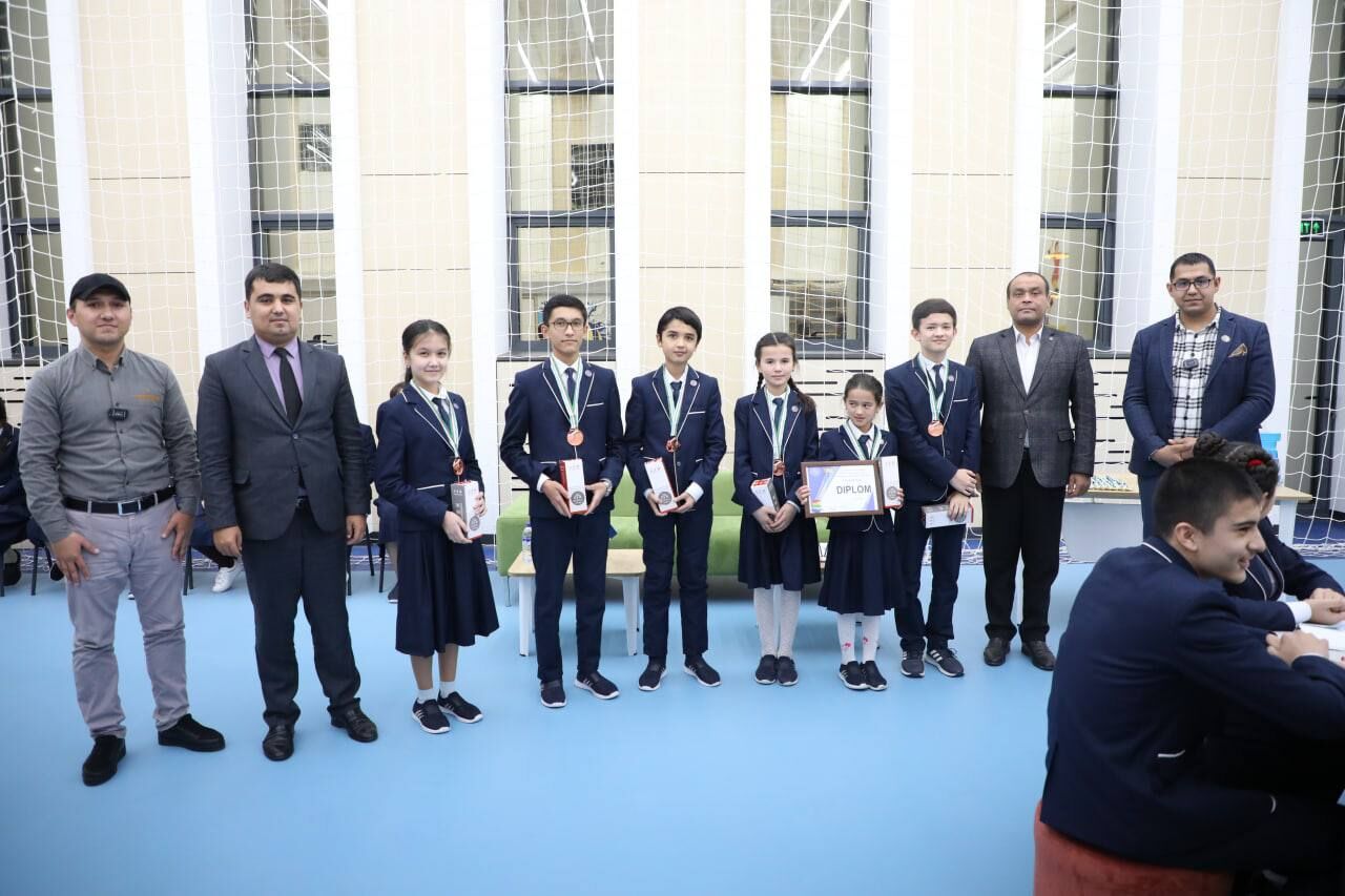 Students holding bronze medals after the Zakovat quiz competition